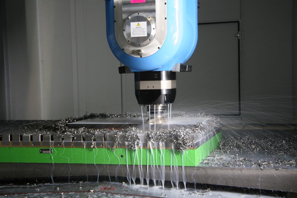 CNC-Fräsmaschine bei der Metallbearbeitung in Bielefeld, präzise Fertigung einer maßgeschneiderten Werkzeugmaschine im Maschinenbau.