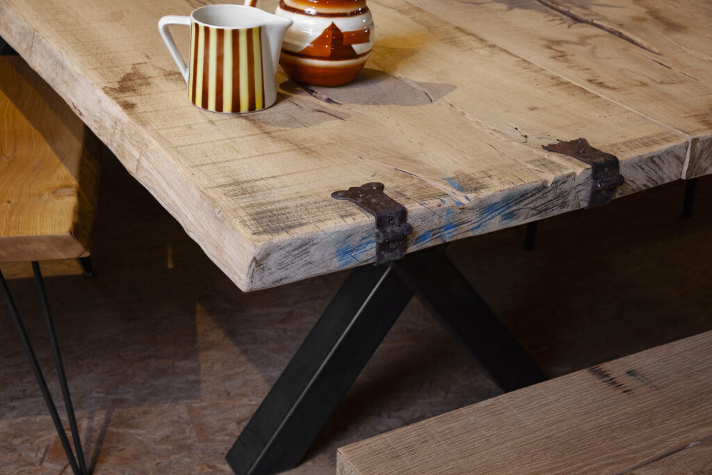 Detailaufnahme der Massivholzplatte eines Esstisches im Möbel-Bahnhof Bielefeld