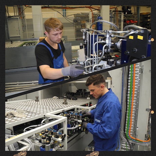 Mitarbeiter im Maschinenbau bedient eine CNC-Maschine in einer Produktionshalle in Bielefeld und überwacht präzise die Bearbeitung eines Metallwerkstücks.