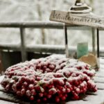 Schneebedeckte Beeren auf einem Balkon – Wintermorgen mit stiller Atmosphäre