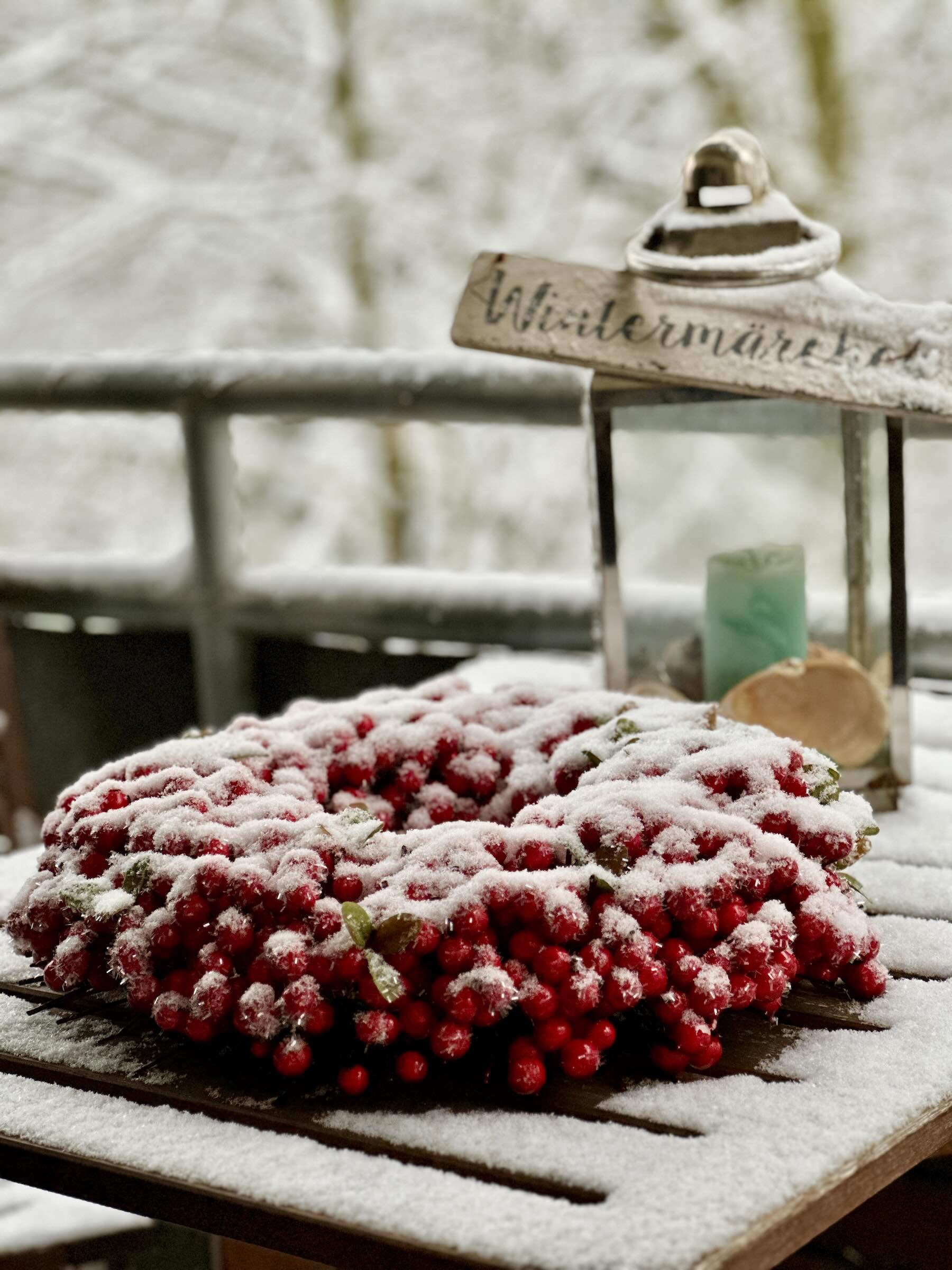 Schneebedeckte Beeren auf einem Balkon – Wintermorgen mit stiller Atmosphäre
