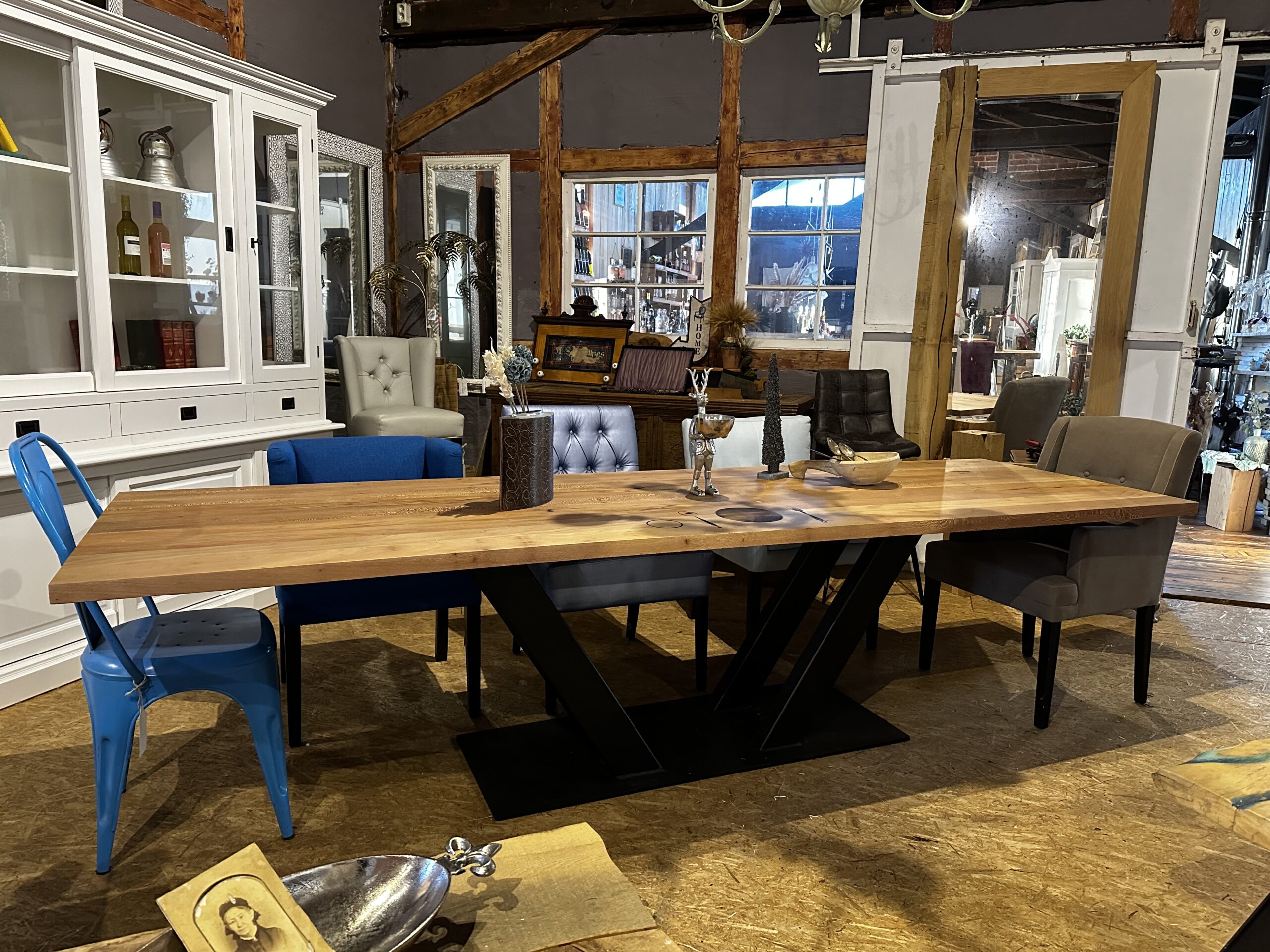 Massivholztisch im Möbel-Bahnhof Bielefeld zwischen Werkstattmaterial und Möbelstücken