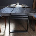 Schwarzer Esstisch aus Massivholz für Individualität beim Wohnen