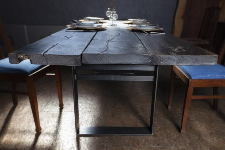 Schwarzer Esstisch aus Massivholz für Individualität beim Wohnen