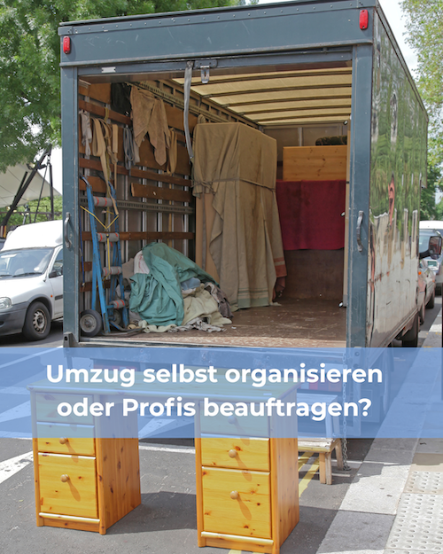 Möbel werden in einen Umzugswagen geladen, Vorbereitung eines Umzugs in Bielefeld