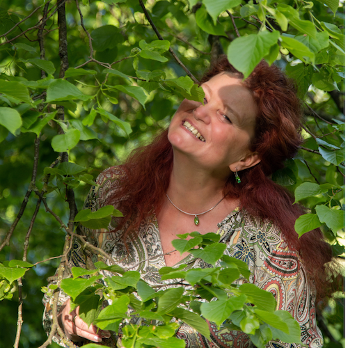 Porträt von Sylvia Bollmeier aus Hille. Sie begleitet Menschen mit Karten, Seminaren, Seelenreisen und Angeboten rund um das 12-Kreis-Labyrinth.