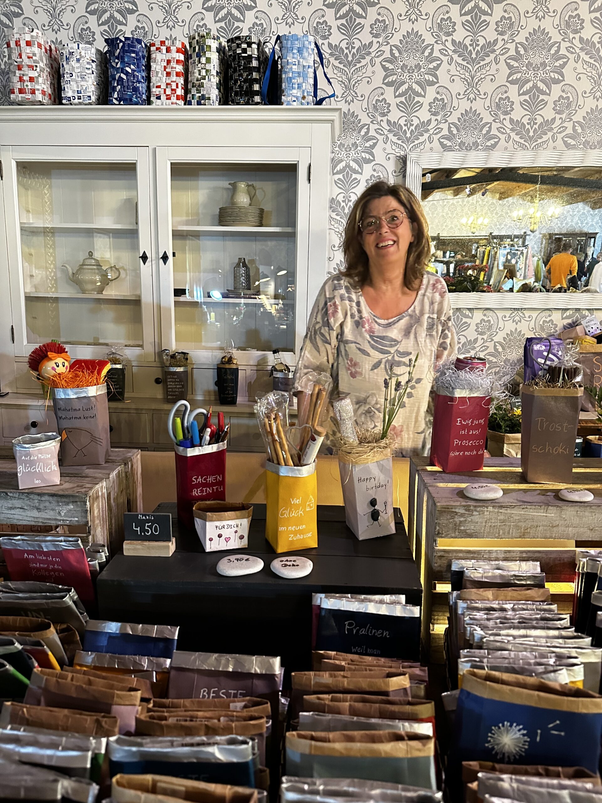Kerstin Ruschke präsentiert an ihrem Stand handgefertigte Upcycling-Produkte aus Tetrapacks, darunter Taschen, Geschenkverpackungen und kreative Mitbringsel.