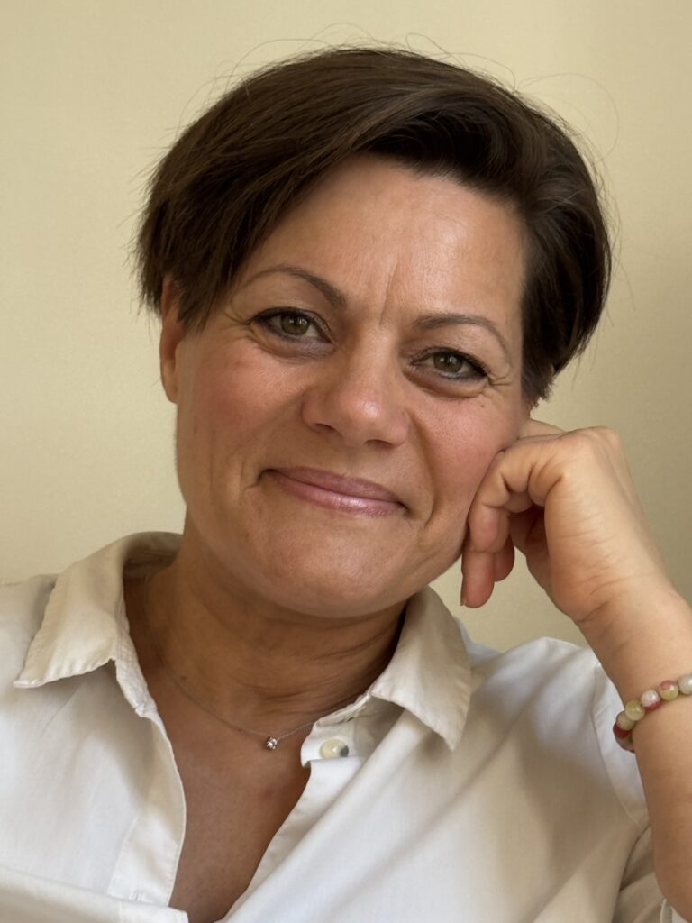 Porträt von Nicole Willing aus Lemgo, Kinesiologin und Entwicklerin der Methode SomnoBalance®, bei der sie Menschen in den Bereichen Entspannung, Schlaf und Selbstregulation begleitet.