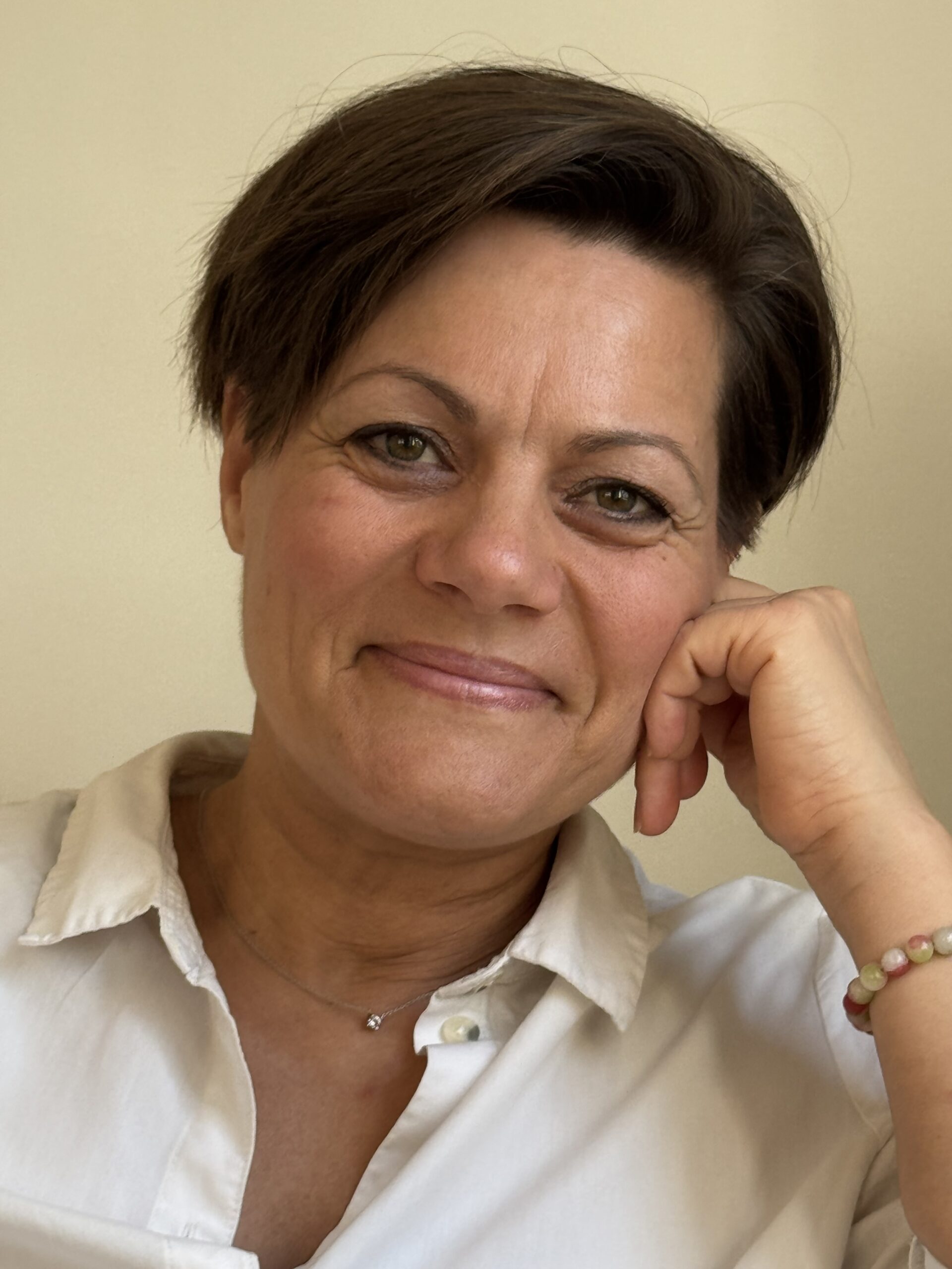 Porträt von Nicole Willing aus Lemgo, Kinesiologin und Entwicklerin der Methode SomnoBalance®, bei der sie Menschen in den Bereichen Entspannung, Schlaf und Selbstregulation begleitet.