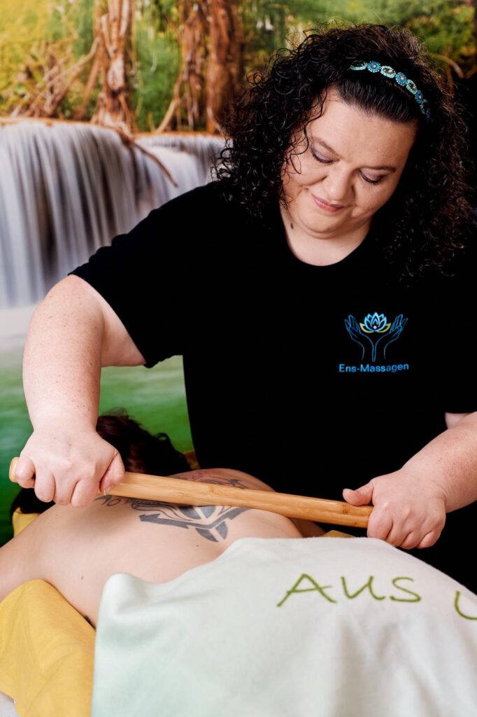 Olga Ens bei einer intuitiven ENS-Massage in ruhiger Atmosphäre