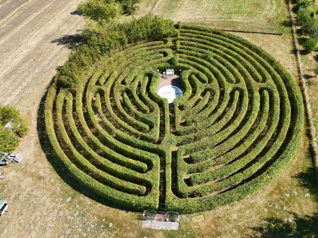 12-Kreis-Labyrinth auf dem Gelände von Sylvia und Martin Bollmeier in Hille, Veranstaltungsort der Hausmesse am Labyrinth.