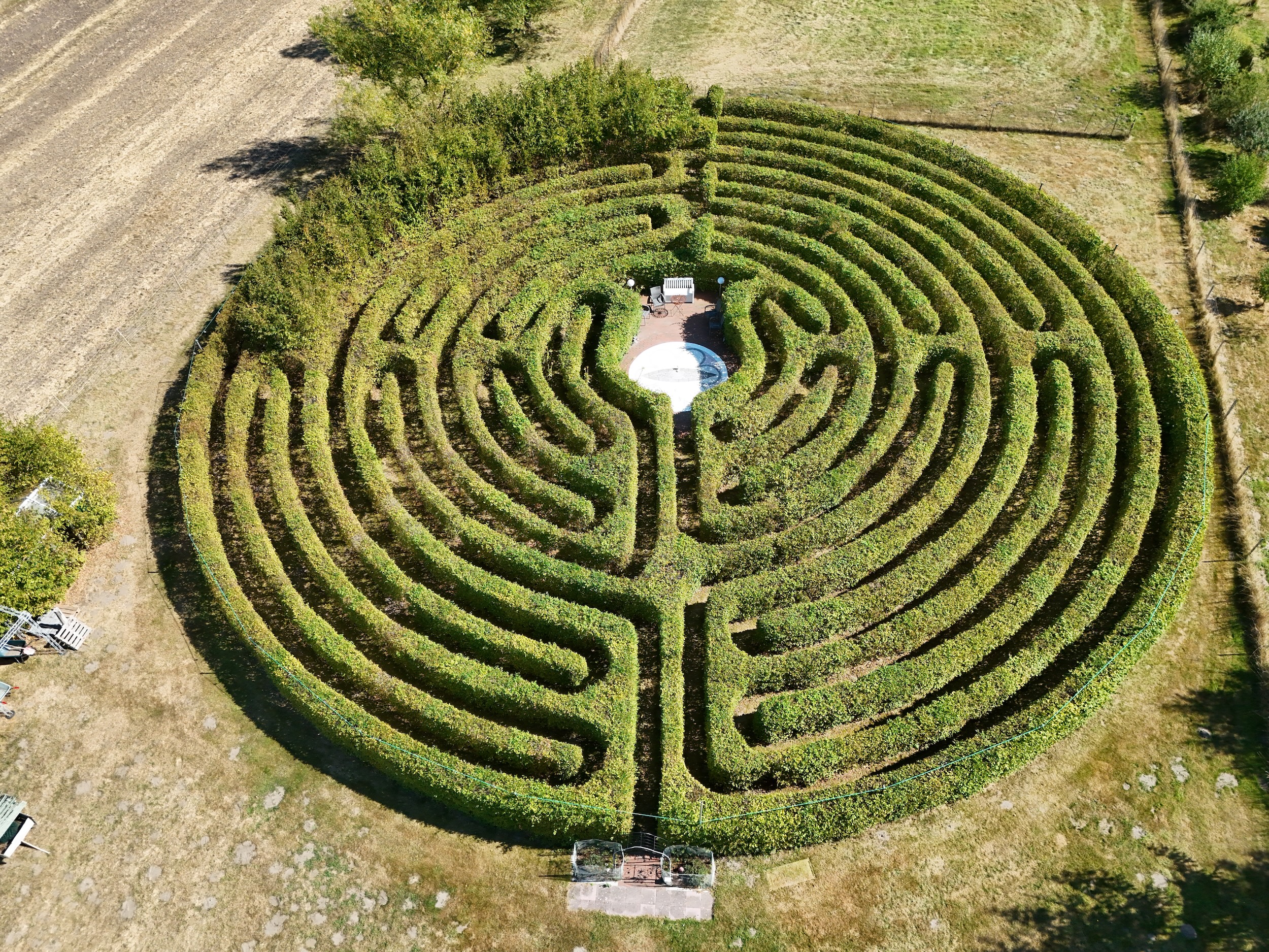 12-Kreis-Labyrinth auf dem Gelände von Sylvia und Martin Bollmeier in Hille, Veranstaltungsort der Hausmesse am Labyrinth.